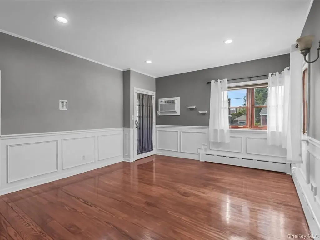 2 Tottenham Place New Hyde Park NY 11040