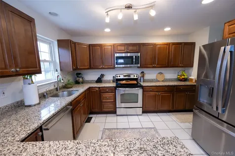 62 Meadowbrook Court Patterson NY 12563