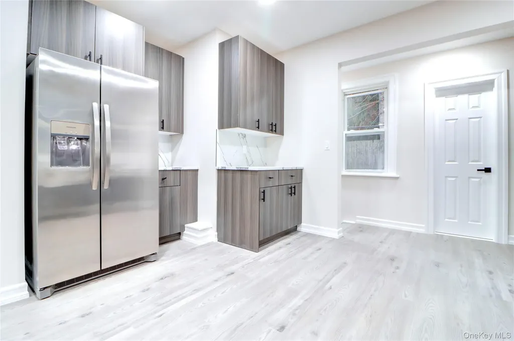 6532 80 Avenue Glendale NY 11385