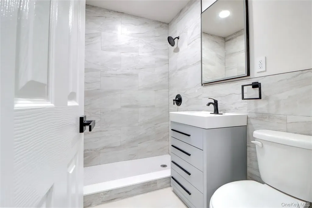 6532 80 Avenue Glendale NY 11385