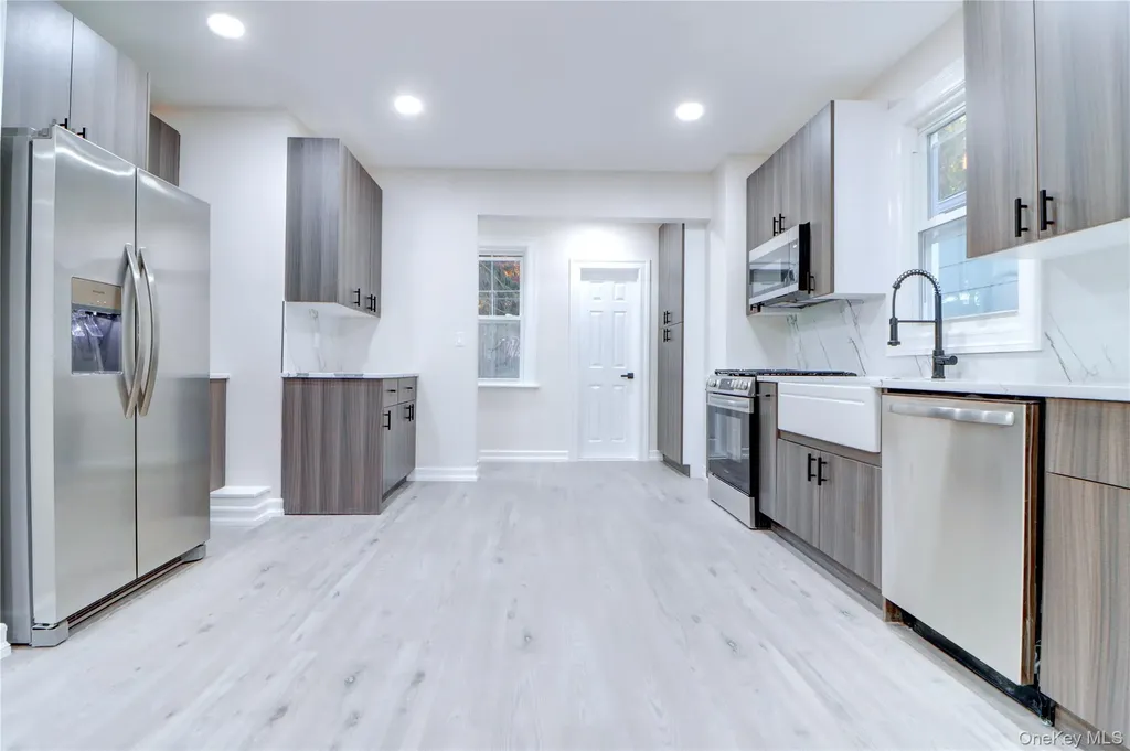 6532 80 Avenue Glendale NY 11385