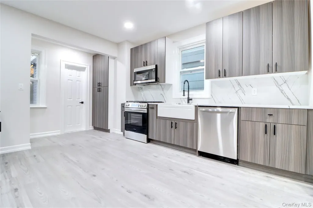 6532 80 Avenue Glendale NY 11385