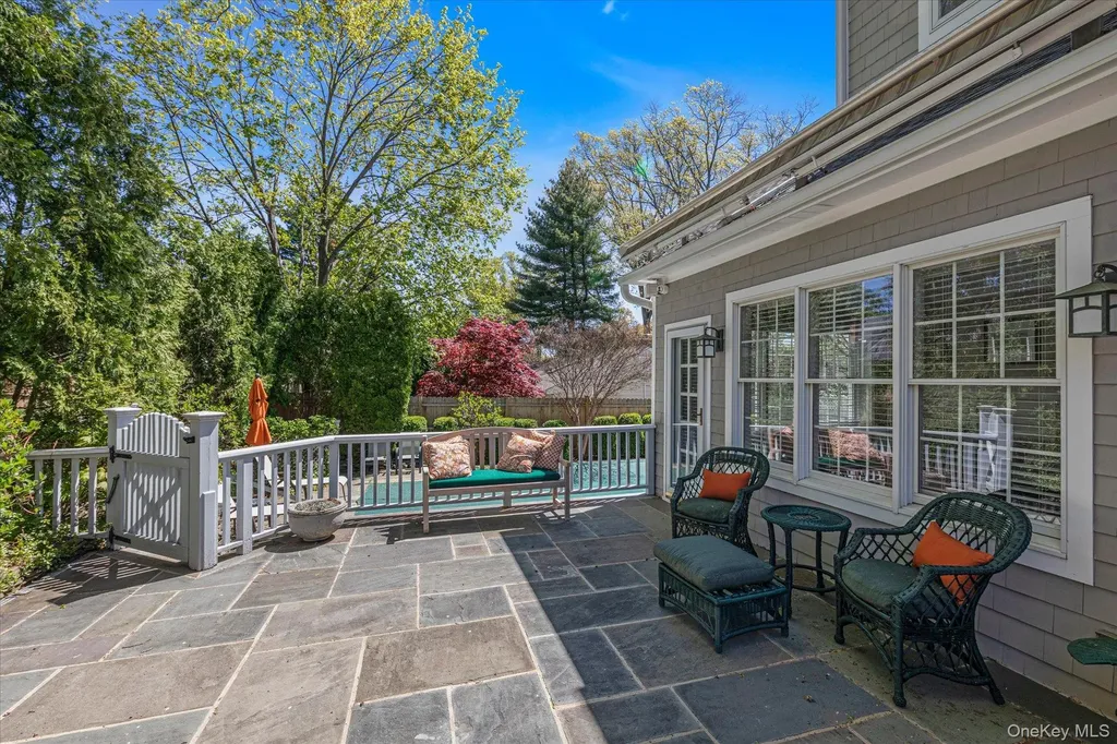 6 Maple Avenue Locust Valley NY 11560
