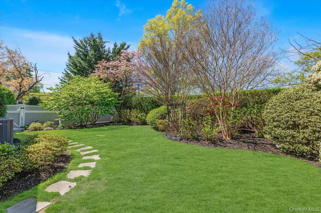 6 Maple Avenue Locust Valley NY 11560