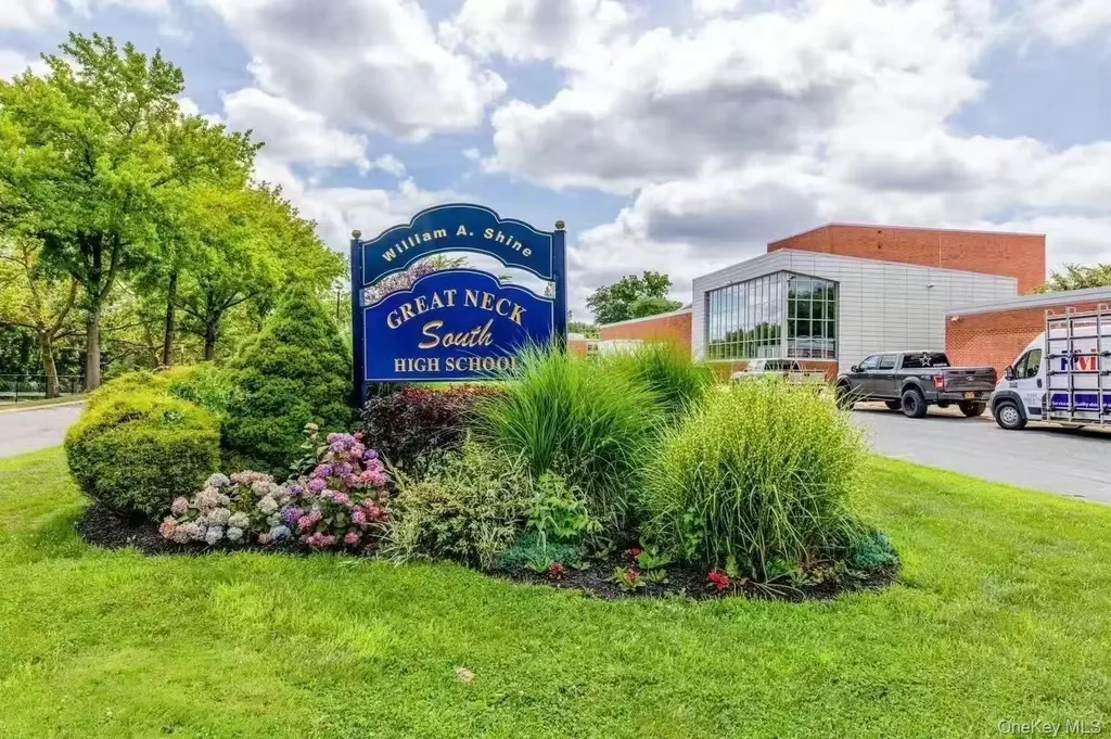 77 Merrivale Road Great Neck NY 11020