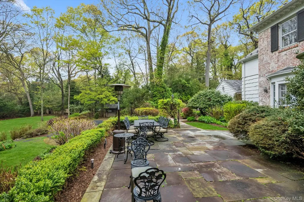10 Hidden Pond Glen Head NY 11545