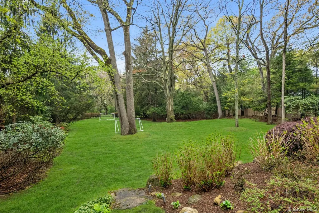 10 Hidden Pond Glen Head NY 11545