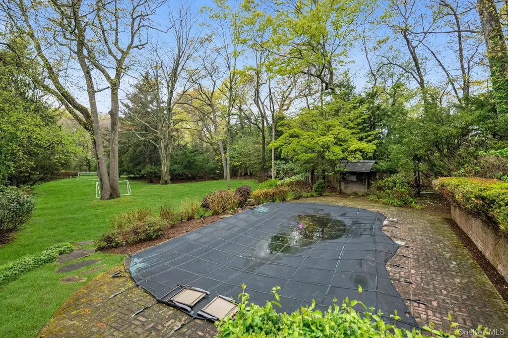 10 Hidden Pond Glen Head NY 11545