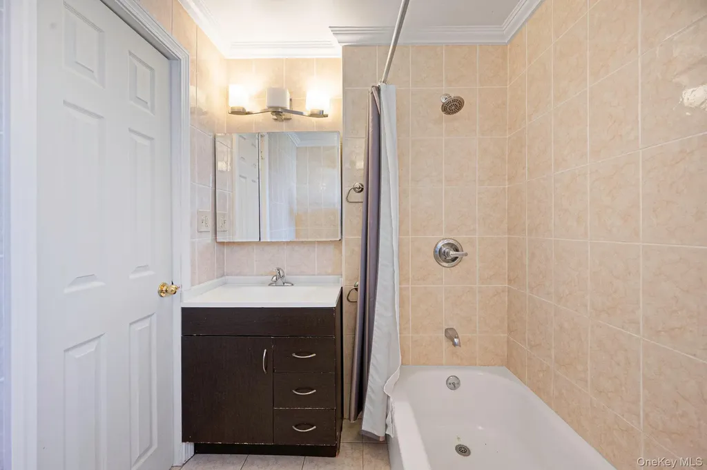 236 Jackson Avenue Mineola NY 11501