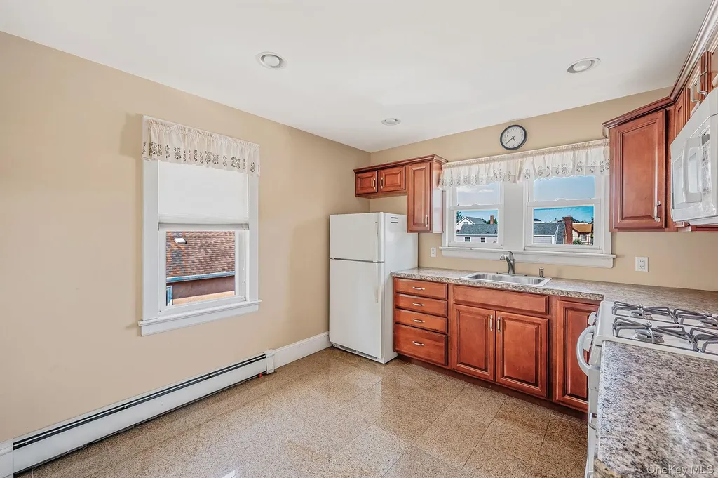 236 Jackson Avenue Mineola NY 11501