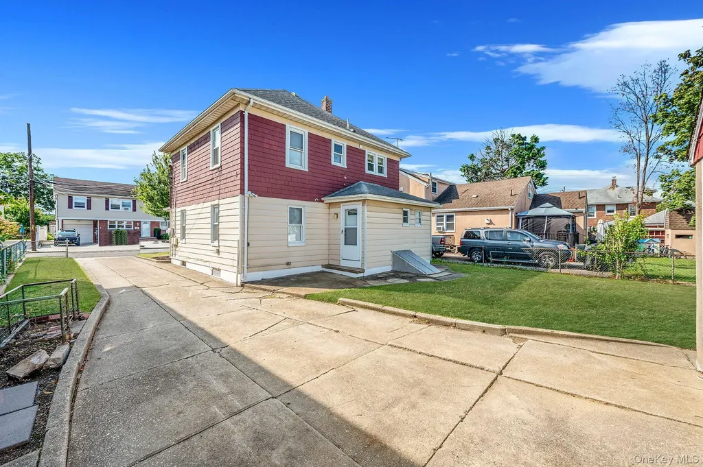 236 Jackson Avenue Mineola NY 11501