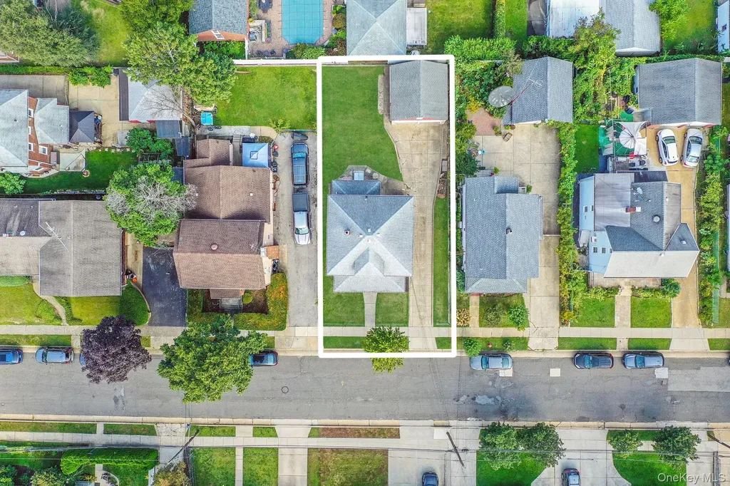 236 Jackson Avenue Mineola NY 11501