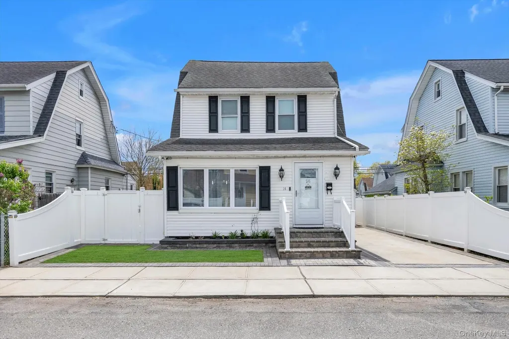14 Laurel Road Lindenhurst NY 11757