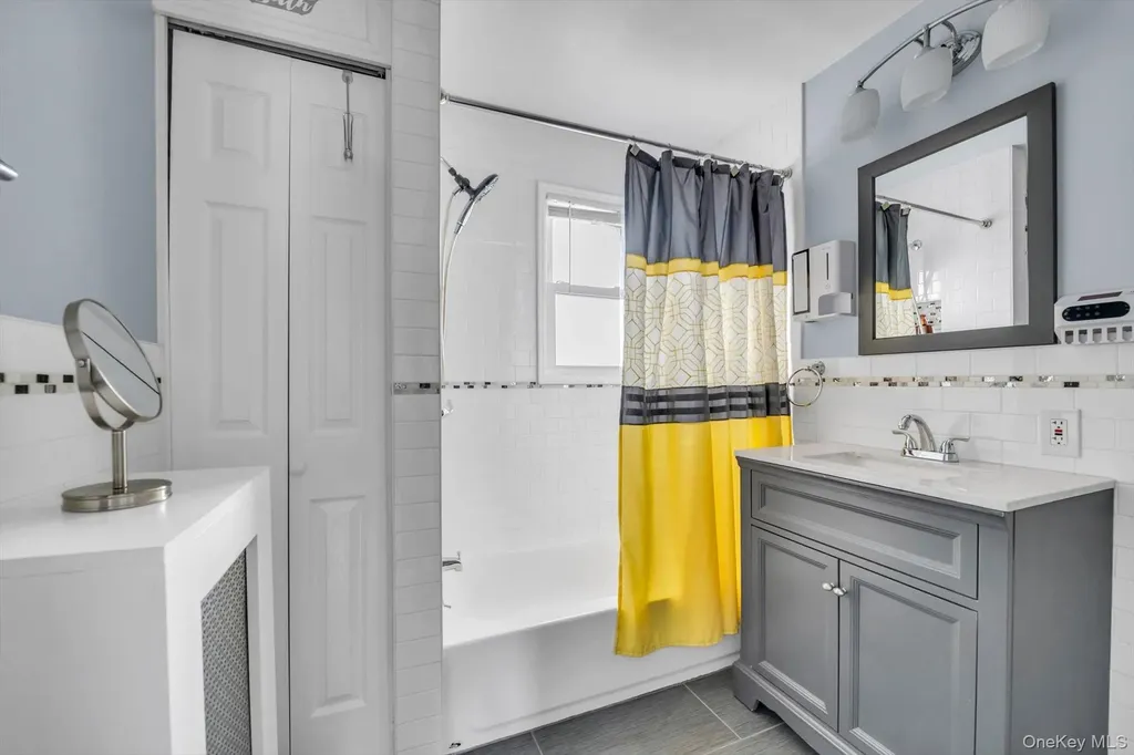 14 Laurel Road Lindenhurst NY 11757