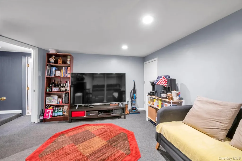 14 Laurel Road Lindenhurst NY 11757