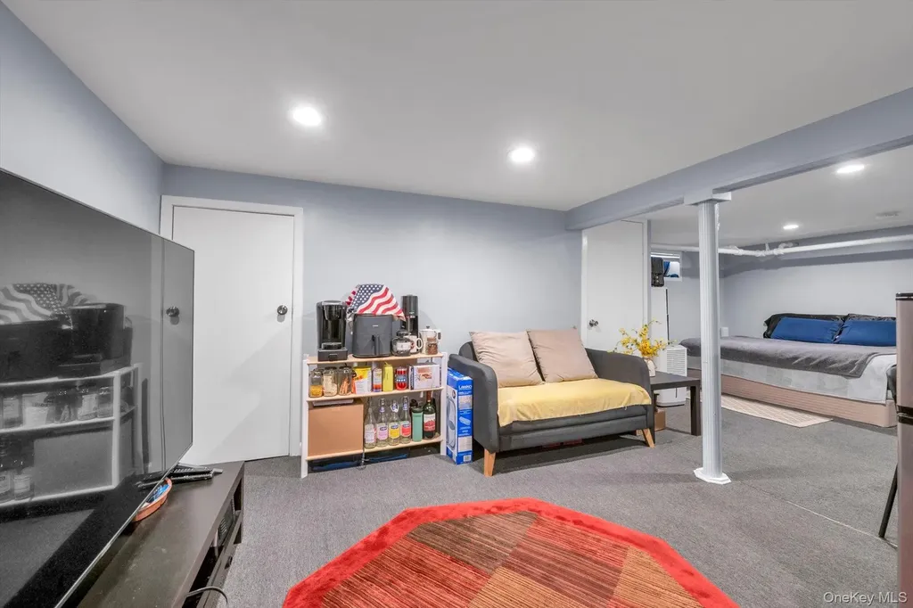 14 Laurel Road Lindenhurst NY 11757