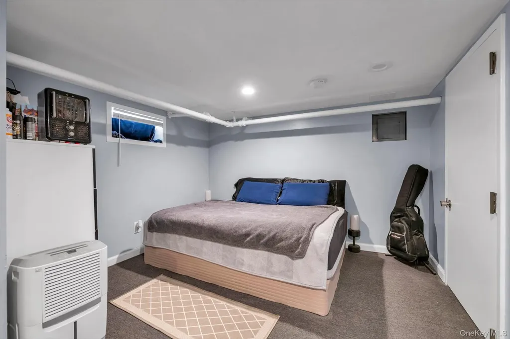 14 Laurel Road Lindenhurst NY 11757