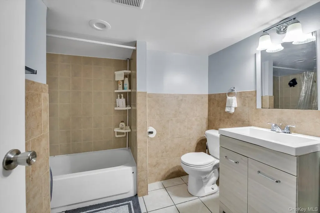 14 Laurel Road Lindenhurst NY 11757