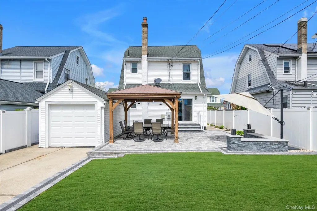 14 Laurel Road Lindenhurst NY 11757
