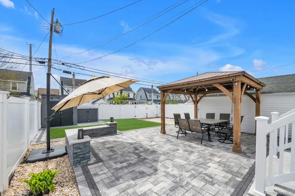 14 Laurel Road Lindenhurst NY 11757