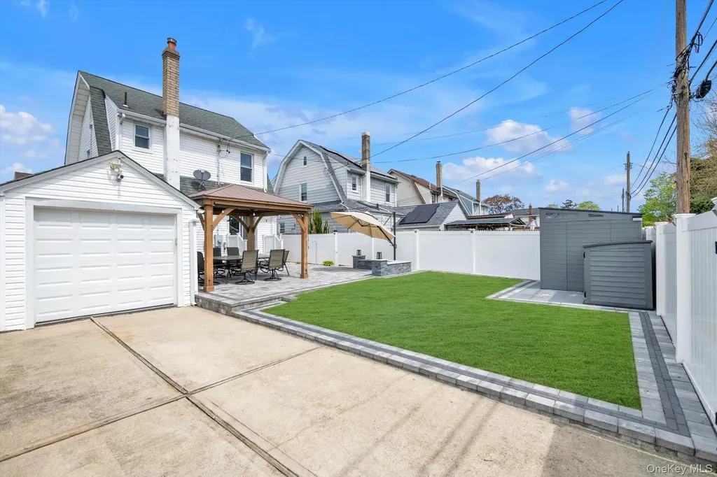 14 Laurel Road Lindenhurst NY 11757