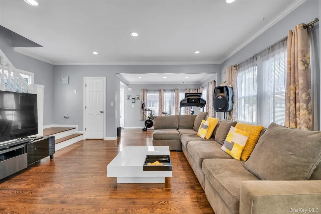 14 Laurel Road Lindenhurst NY 11757