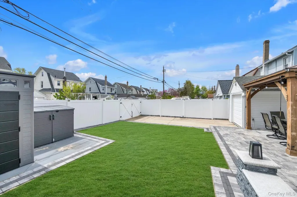 14 Laurel Road Lindenhurst NY 11757