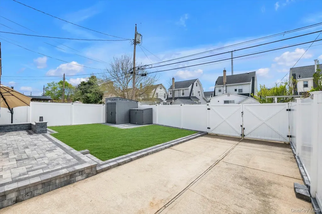 14 Laurel Road Lindenhurst NY 11757