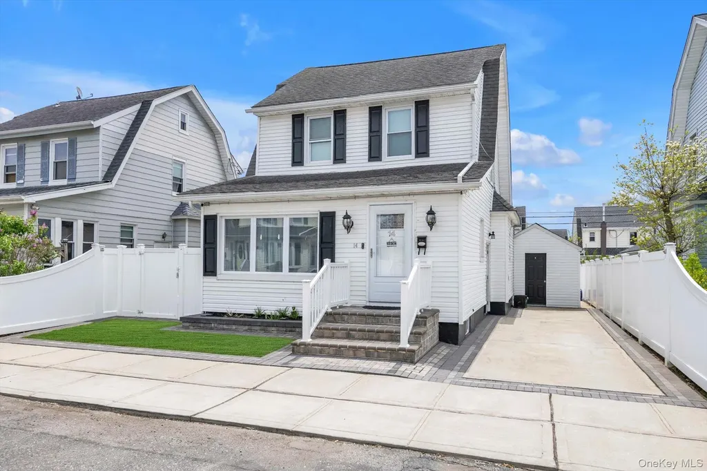 14 Laurel Road Lindenhurst NY 11757