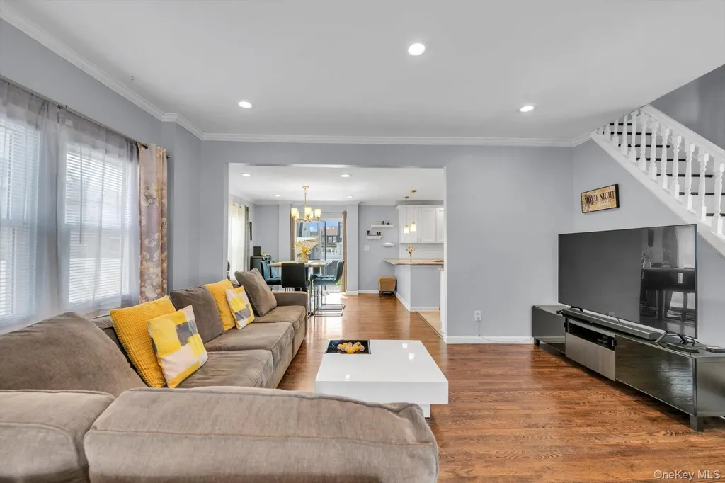14 Laurel Road Lindenhurst NY 11757