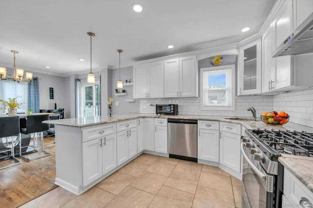 14 Laurel Road Lindenhurst NY 11757