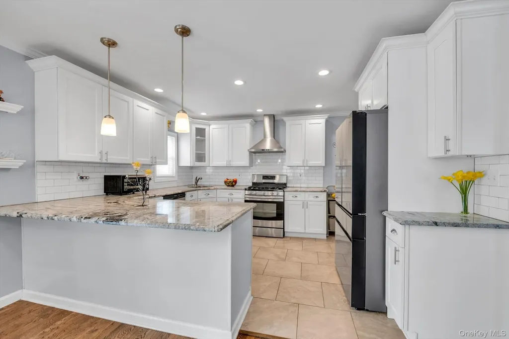 14 Laurel Road Lindenhurst NY 11757