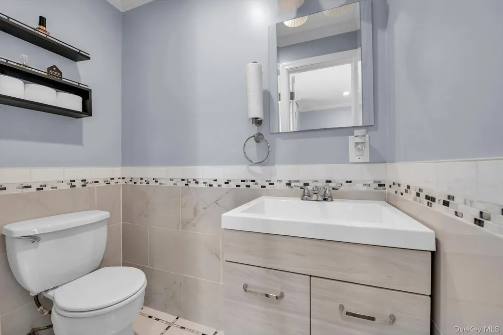 14 Laurel Road Lindenhurst NY 11757