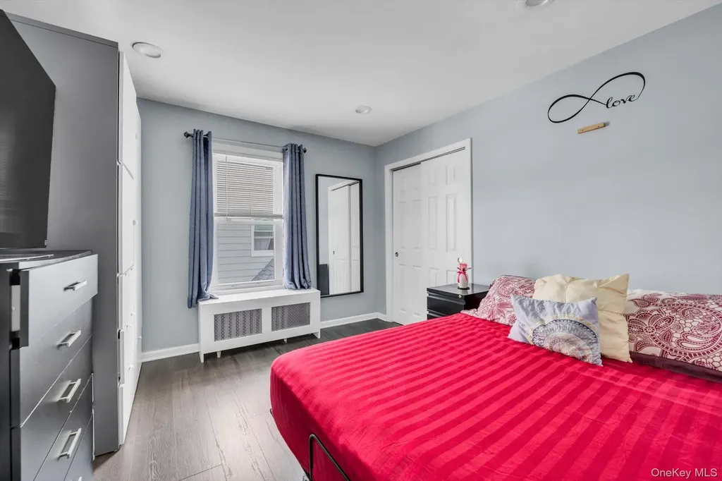 14 Laurel Road Lindenhurst NY 11757