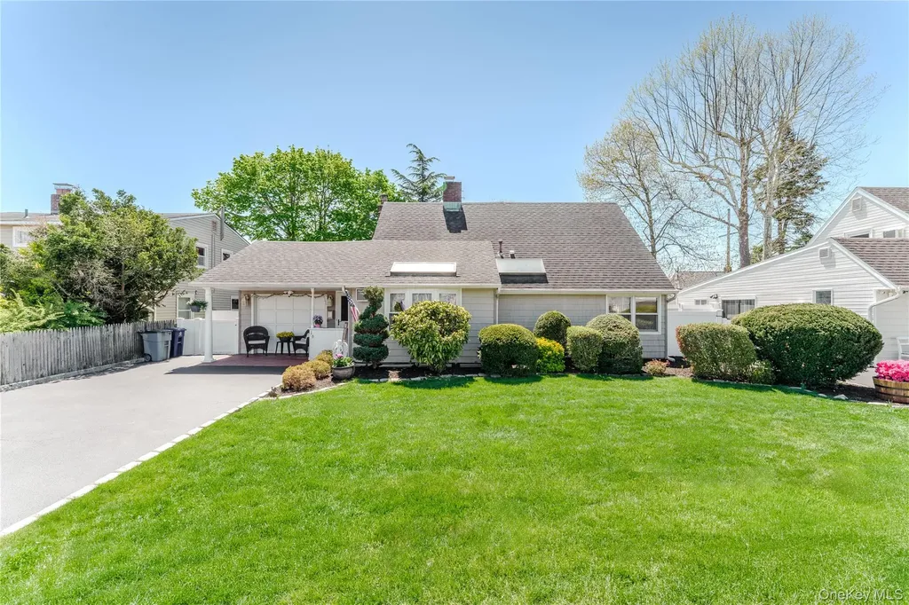 16 Rainbow Lane Levittown NY 11756