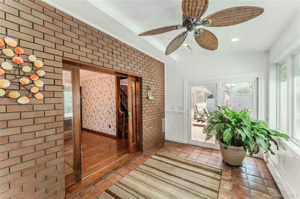 16 Rainbow Lane Levittown NY 11756