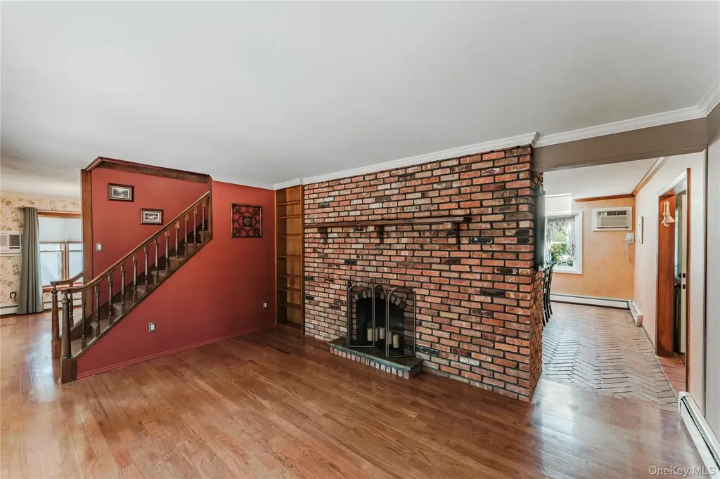 16 Rainbow Lane Levittown NY 11756