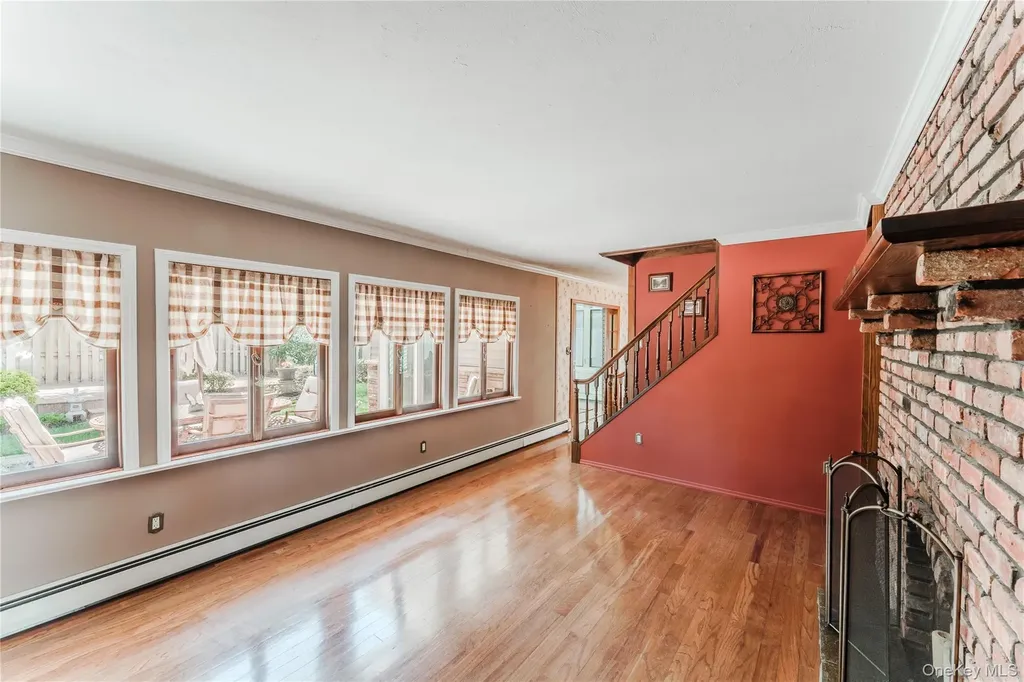 16 Rainbow Lane Levittown NY 11756