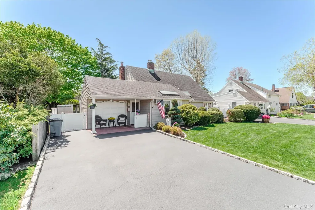 16 Rainbow Lane Levittown NY 11756