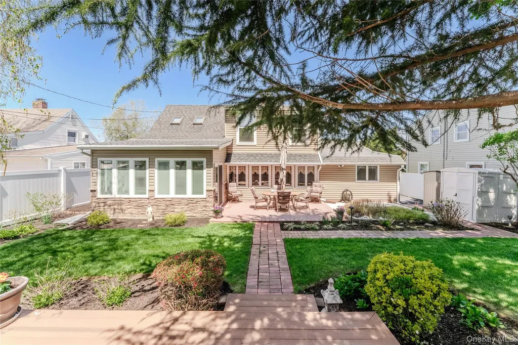 16 Rainbow Lane Levittown NY 11756