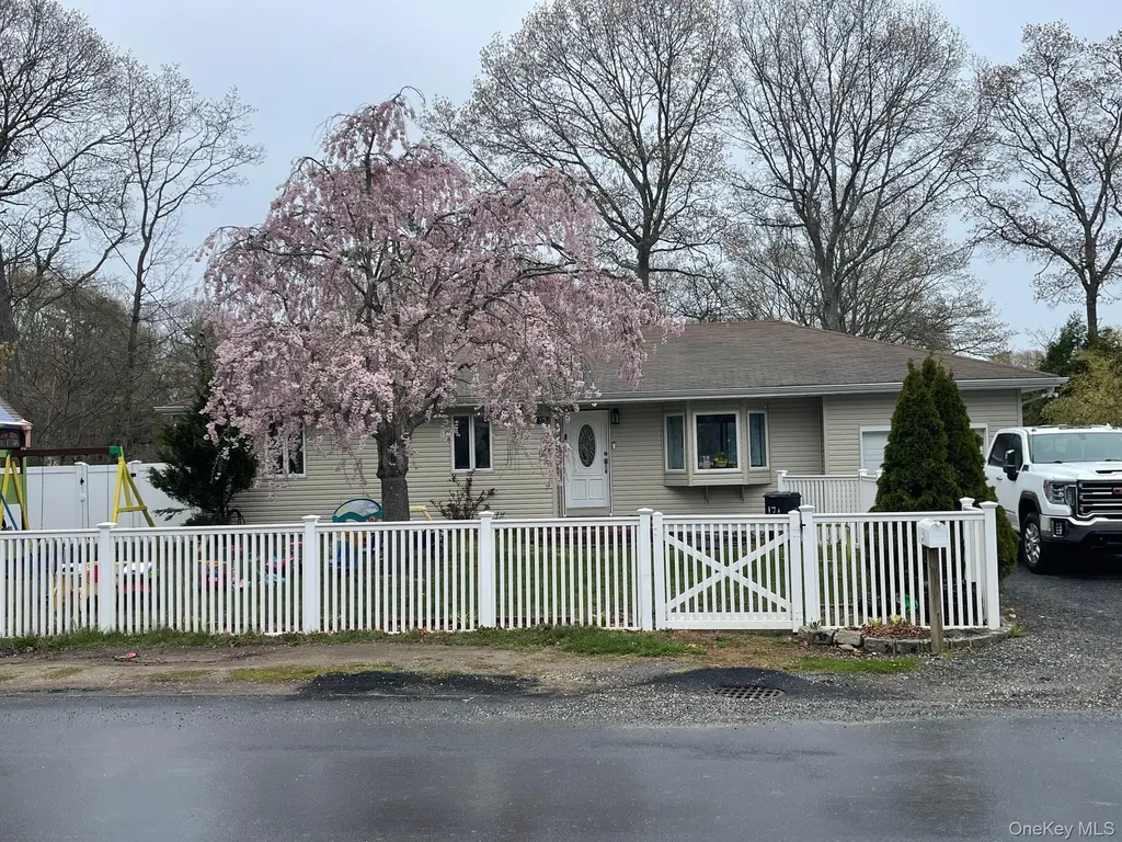 171 Hounslow Road Shirley NY 11967