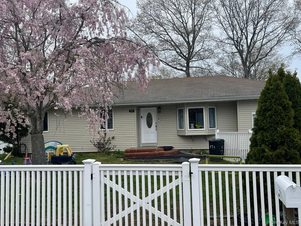 171 Hounslow Road Shirley NY 11967