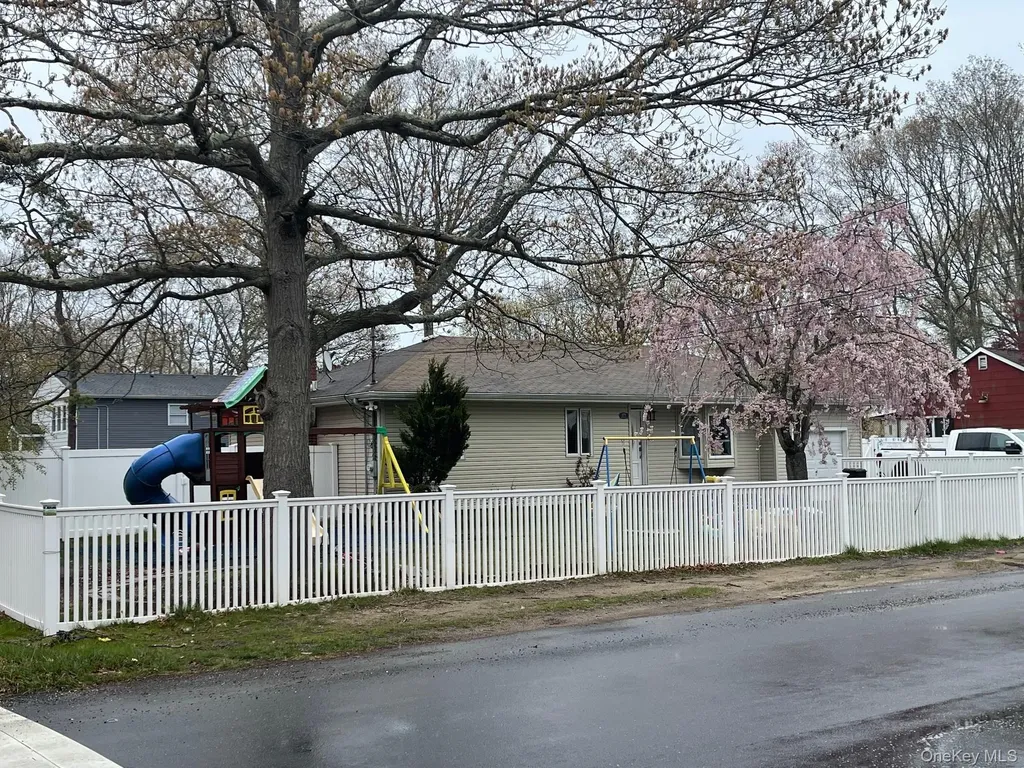 171 Hounslow Road Shirley NY 11967