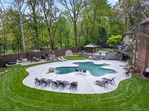 4 Abbey Road Orangeburg NY 10962