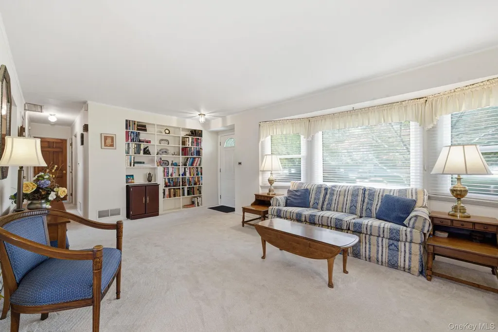 15 Frost Lane Greenlawn NY 11740