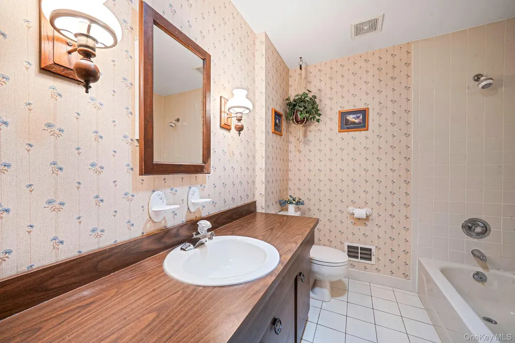 15 Frost Lane Greenlawn NY 11740
