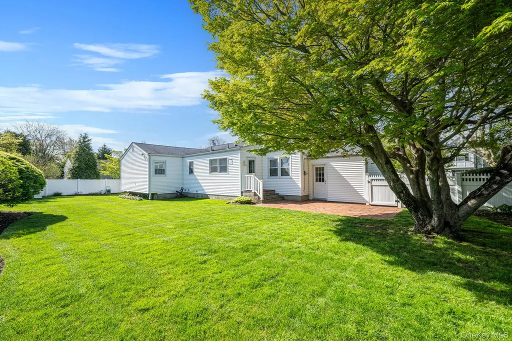 15 Frost Lane Greenlawn NY 11740