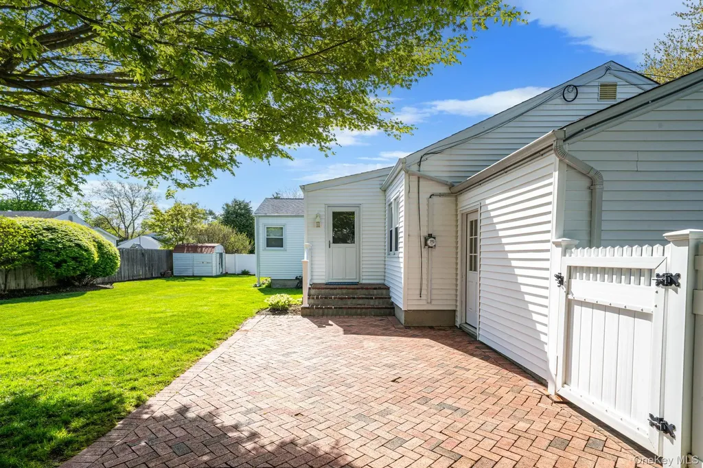 15 Frost Lane Greenlawn NY 11740