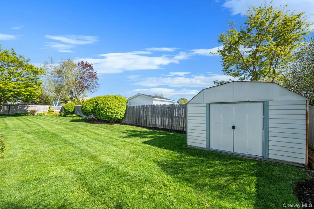 15 Frost Lane Greenlawn NY 11740