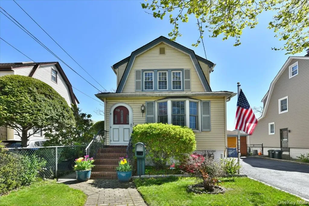 83 Cambridge Street Valley Stream NY 11581